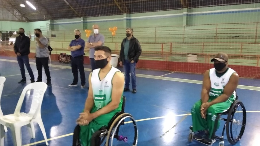 Paradesporto recebe incentivo com novas cadeiras para basquete