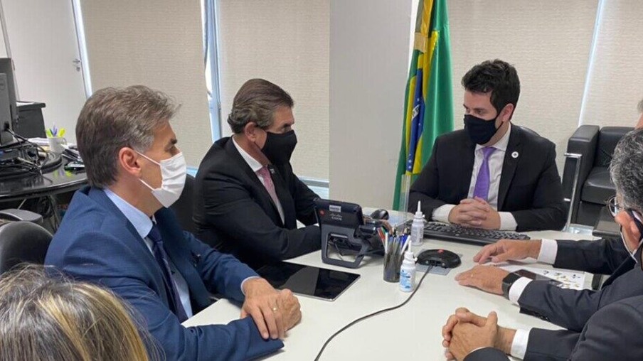 Paranhos participa de reunião em Brasília para discutir compra de vacina
