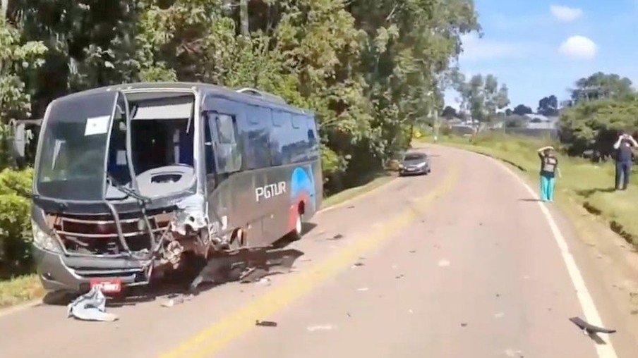 Homem morre, e mulher fica ferida em acidente entre carro e ônibus na PR-151, em Ponta Grossa