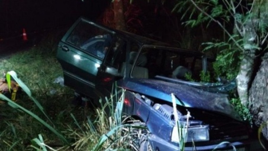 Fiat Uno colide em árvore e deixa três pessoas feridas na PR-488