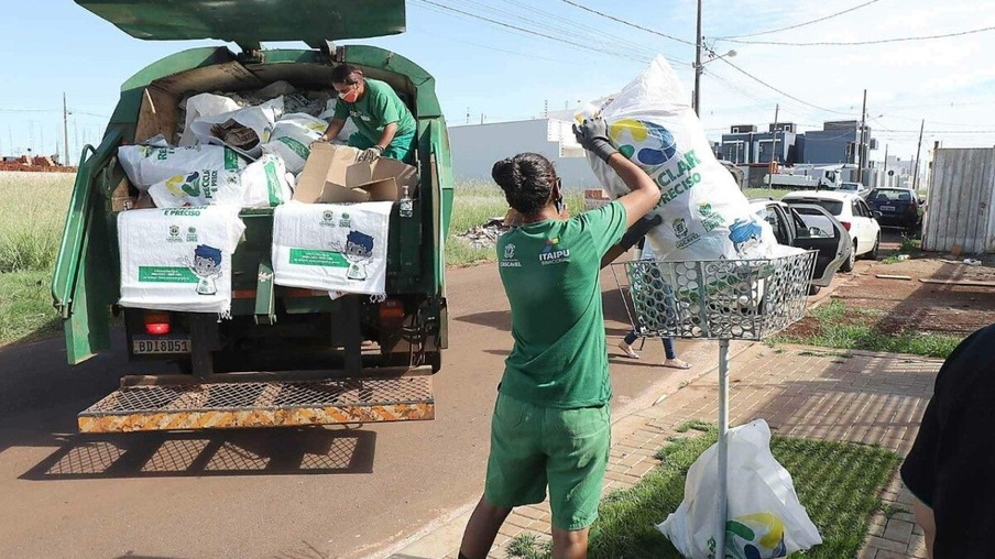 Coleta seletiva de lixo garante renda para famílias de recicladores em Cascavel