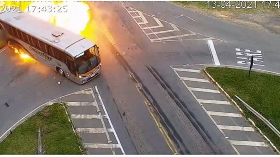 Vídeo: acidente envolvendo ônibus, carro e caminhão provoca explosão e morte no Paraná