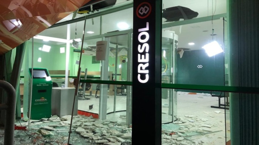 Bandidos fortemente armados explodem caixas eletrônicos de cooperativa de crédito em Campo Bonito