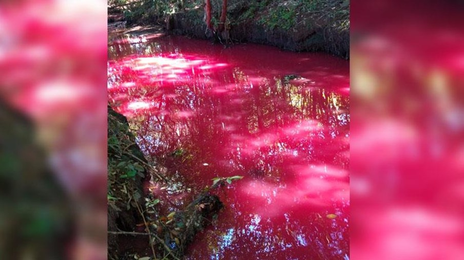 Rio fica vermelho parecendo sangue em Virmond