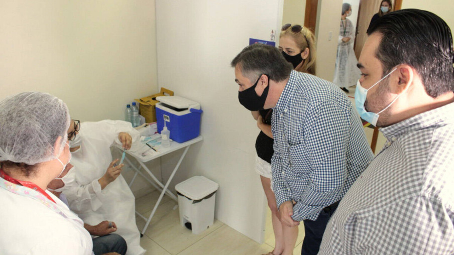 O secretário de Estado da Saúde, Beto Preto, acompanhou na manhã deste domingo (4) a ação de vacinação contra a Covid-19 em Londrina, que faz parte da campanha estadual de imunização de domingo a domingo.  -  Curitiba, 04/04/2021  -  Foto: Divulgação SESA