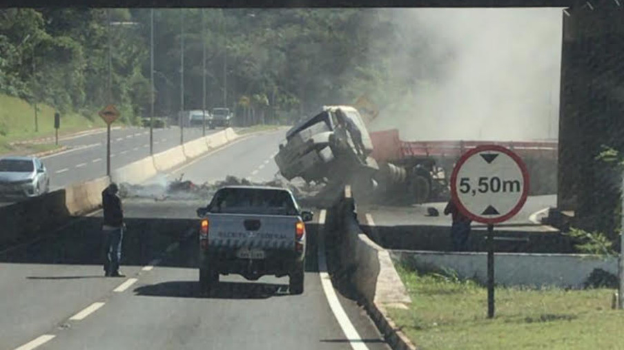 Caminhão carregado com cimento tomba no viaduto da Paraná em Foz