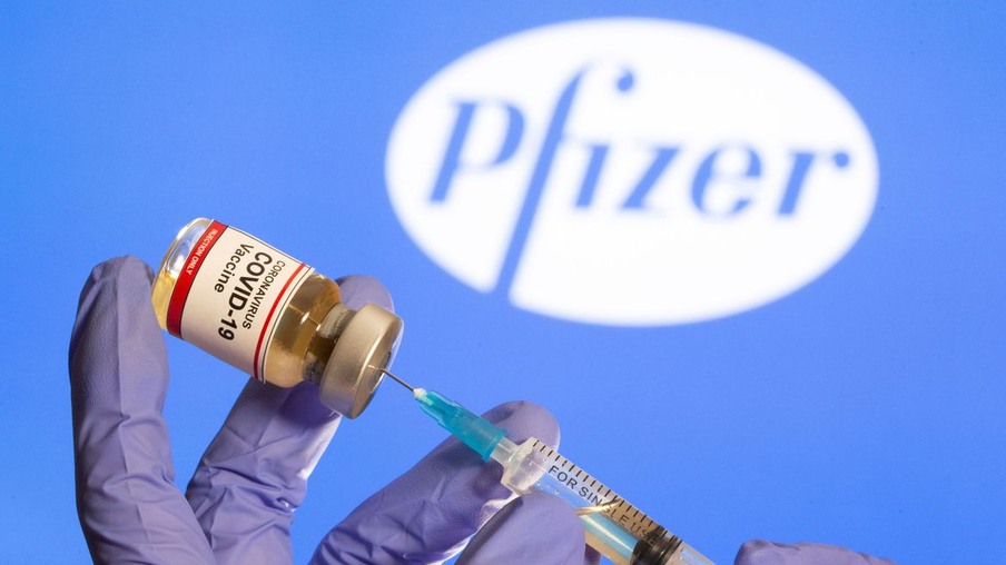 Mulher segura frasco rotulado como de vacina contra Covid-19 em frente a logo da Pfizer em foto de ilustração
30/10/2020 REUTERS/Dado Ruvic