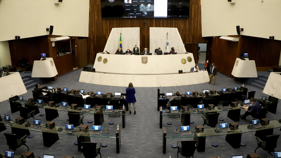 Justiça suspende tramitação de PL que proíbe passaporte da vacina no Paraná