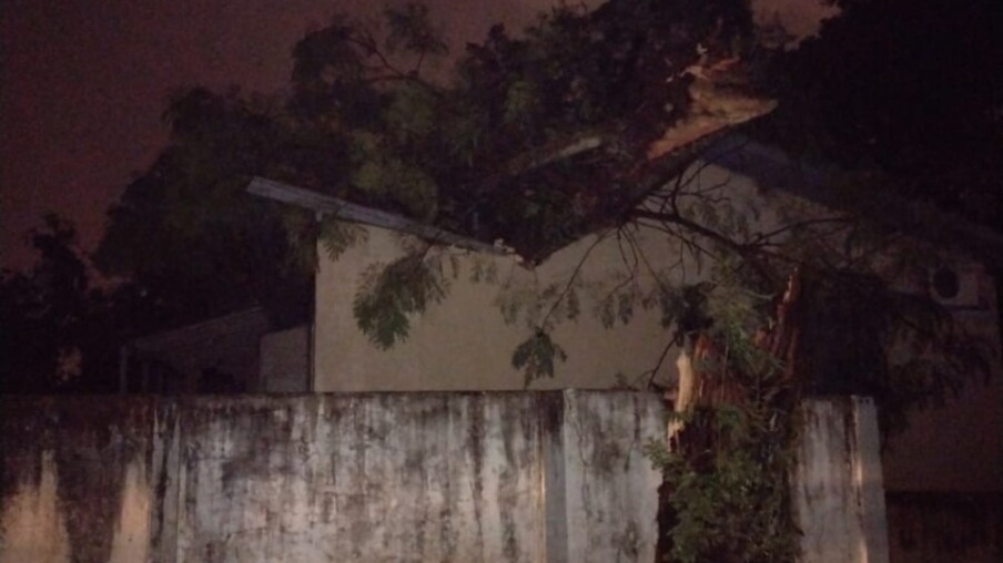 Temporal deixa 52 mil residências sem luz no Paraná