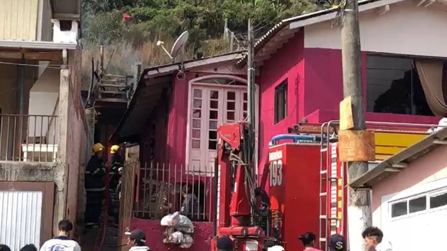 TRAGÉDIA: Três crianças morrem em incêndio de casa em SC
