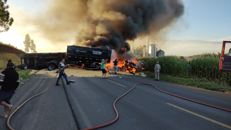 Motoristas morrem carbonizados após acidente entre caminhões, no sudoeste