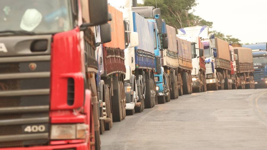 Em greve, caminhoneiros paraguaios prometem fechar a fronteira