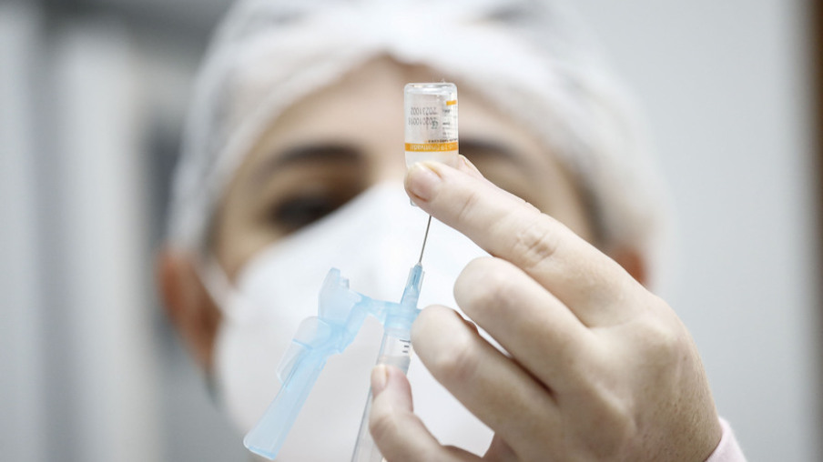 Estudo prevê que vacinação contra a covid-19 só será concluída em julho de 2022 no Paraná