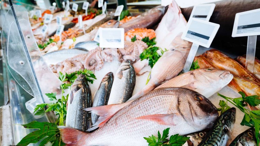 Pães, peixes e carnes puxam os preços da cesta básica em maio