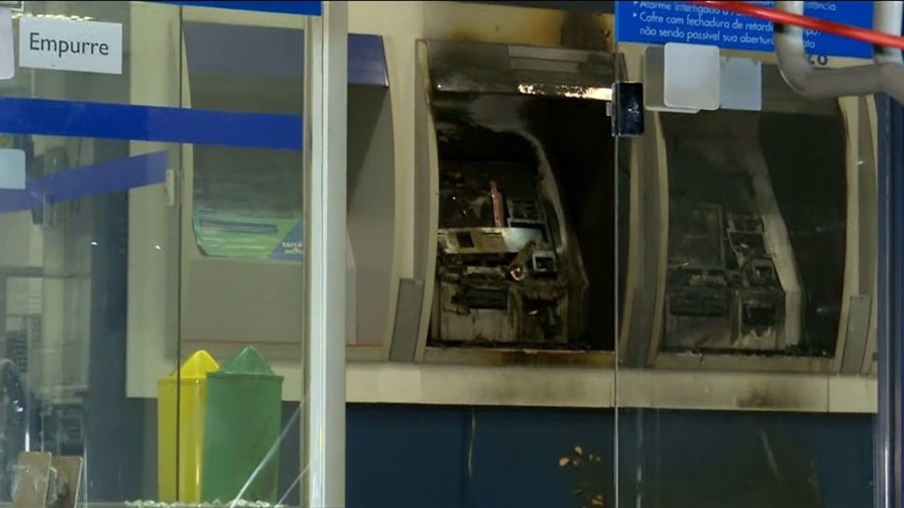Agência bancária é invadida, e caixa eletrônico é incendiado em Londrina, diz PM