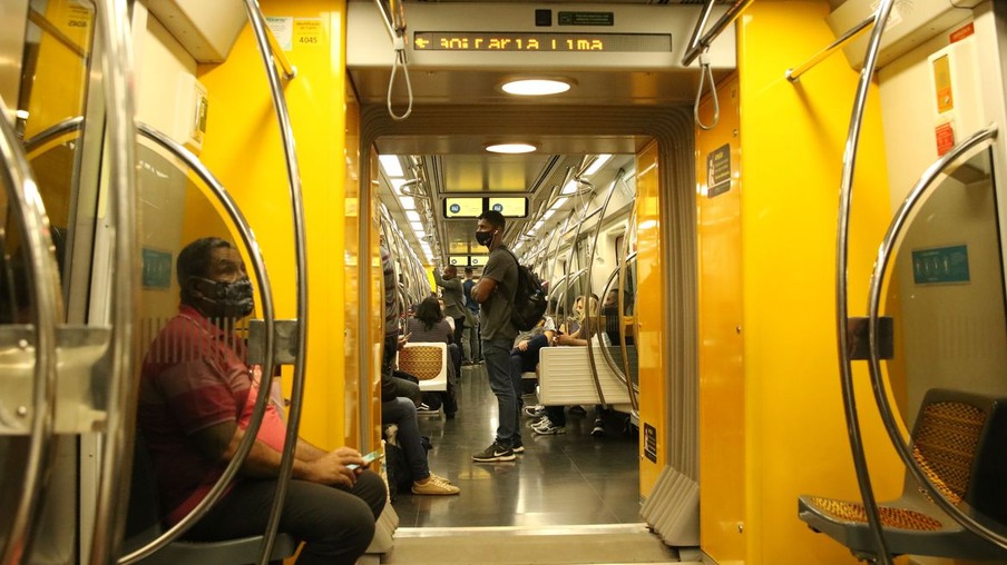 Passageiros com máscaras no vagão da linha 4 do metrô
