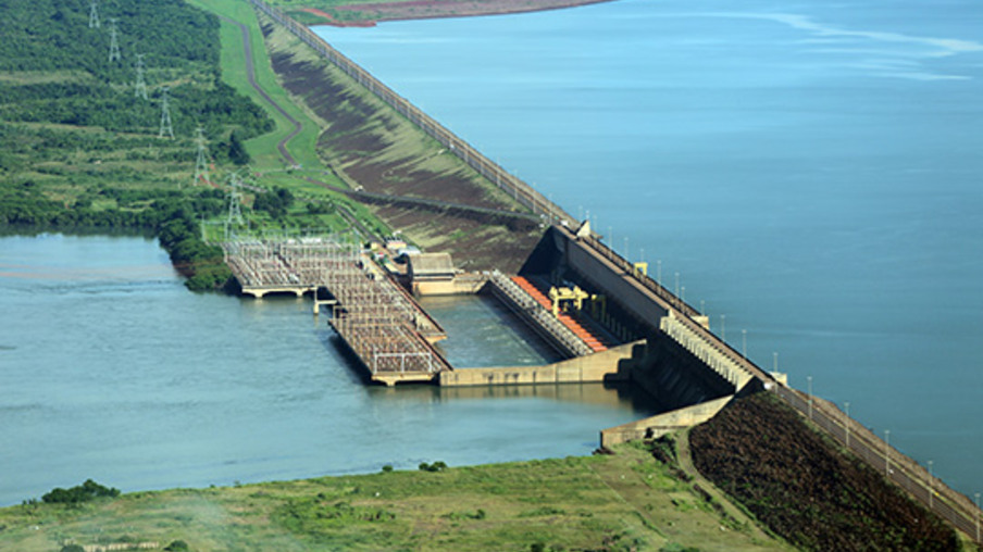 Barragem da Usina Hidrelétrica Ilha Solteira (UHE Ilha Solteira) no rio Paraná na divisa entre Ilha Solteira (SP) e Selvíria (MS)