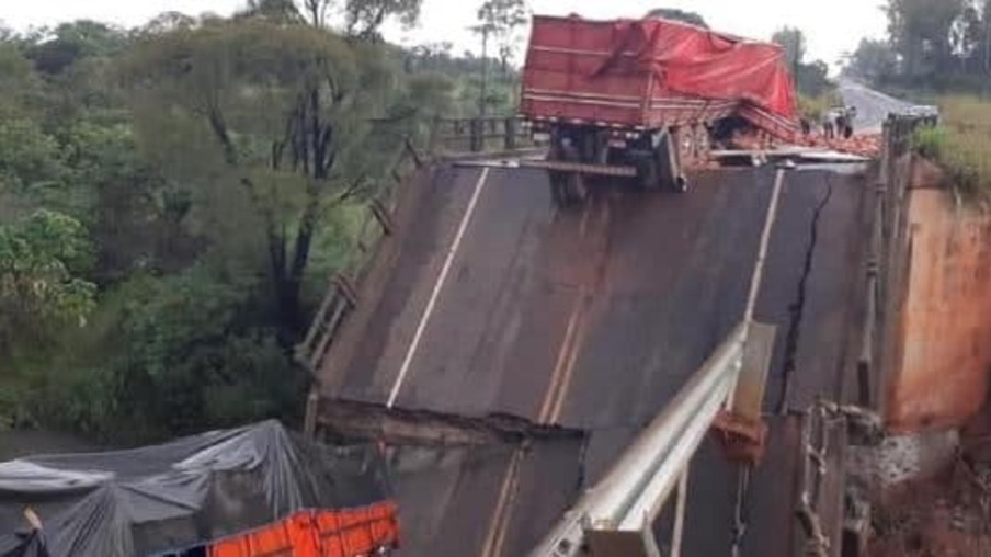 Dois morrem e três ficam feridos em queda de ponte na fronteira do Paraguai com Mato Grosso do Sul; veja vídeo