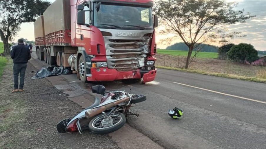 Motociclista morre após ser arrastado por carreta na PR-583