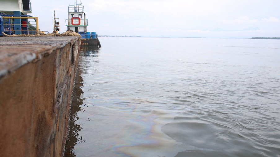 Empresa é condenada a pagar R$ 400 mil por derramamento de óleo diesel na Baía do Paranaguá