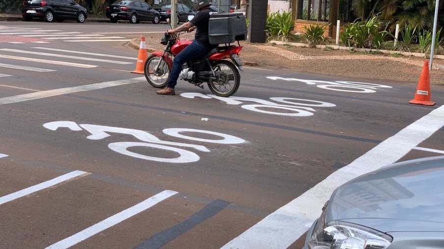 Dia do Motociclista: ação educativa apresenta projeto-piloto de nova sinalização com "área de espera" para motos em semáforos