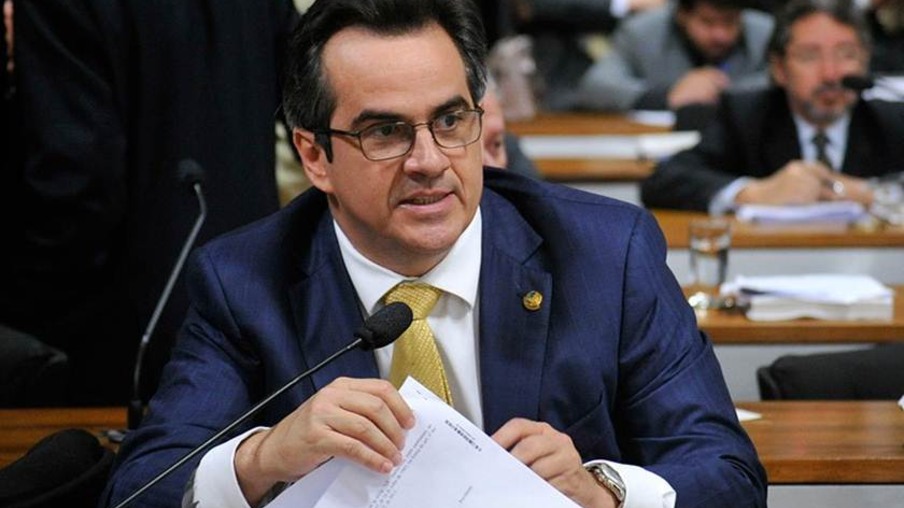 Bolsonaro avalia nomear Ciro Nogueira para outro ministério