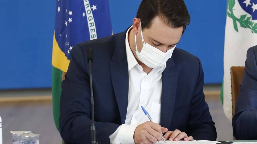 Com avanço da vacinação e queda nos indicadores, Paraná diminui restriçõesO
