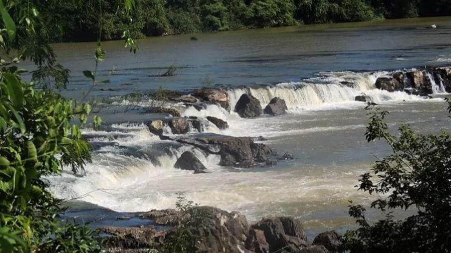 TRAGÉDIA: barco vira com 9 pessoas em rio do Paraná; 6 vítimas estão desaparecidas, incluindo 3 crianças
