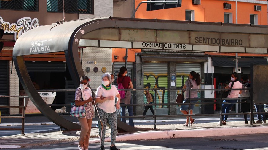 Pedestresutilizam máscaras de proteção contra covid-19 na rua da Consolação