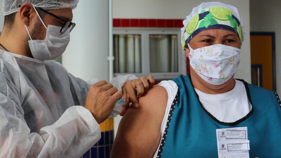 Cascavel inicia a segunda dose da vacina para os profissionais da Educação
