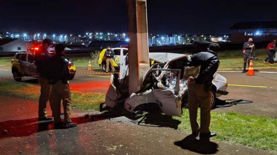 Homem morre após carro bater contra poste em Londrina