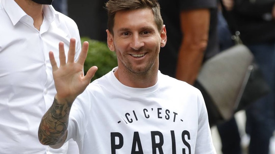 Messi chega ao PSG de mala e cuia