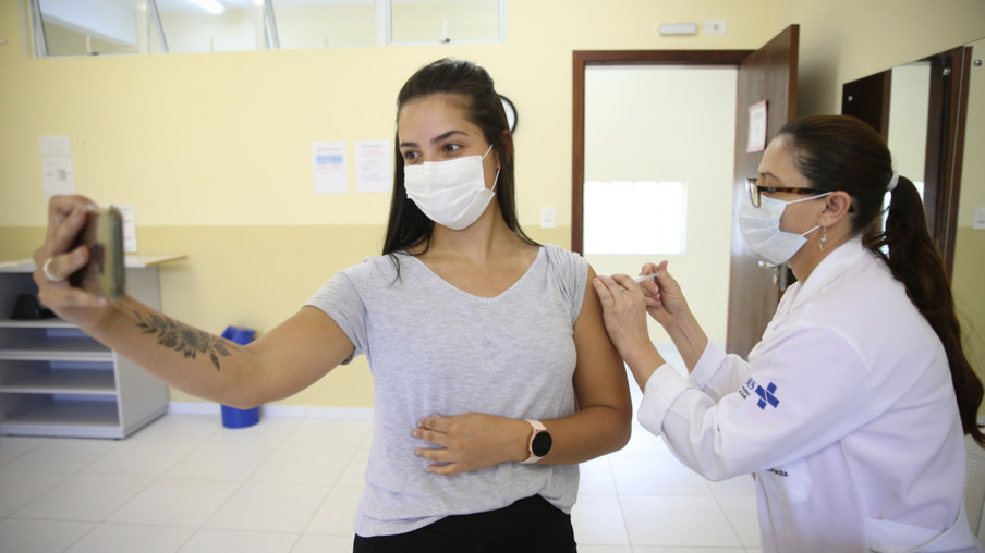 Vacina Oxford/AstraZeneca para imunizacao  em profissionais de saude  no  Centro de Controle de Agravos (CCA)  em Pinhais na regiao metropolitana de Curitiba.  03/02/2021. Foto: Geraldo Bubniak/AEN