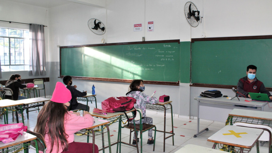 Escolas do Paraná podem receber mais alunos por sala de aula