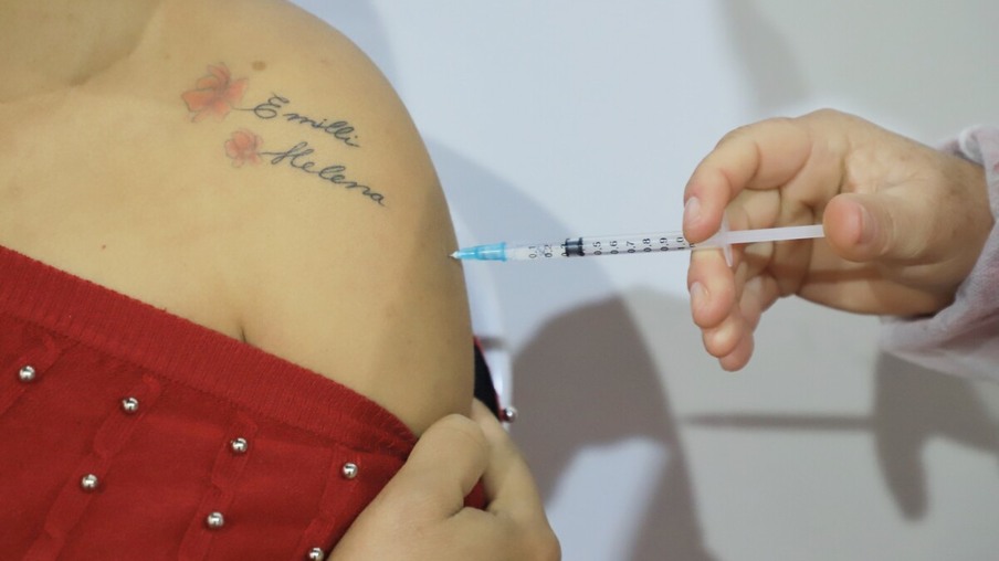 Paraná recebe mais 279,2 mil vacinas e inicia distribuição neste sábado