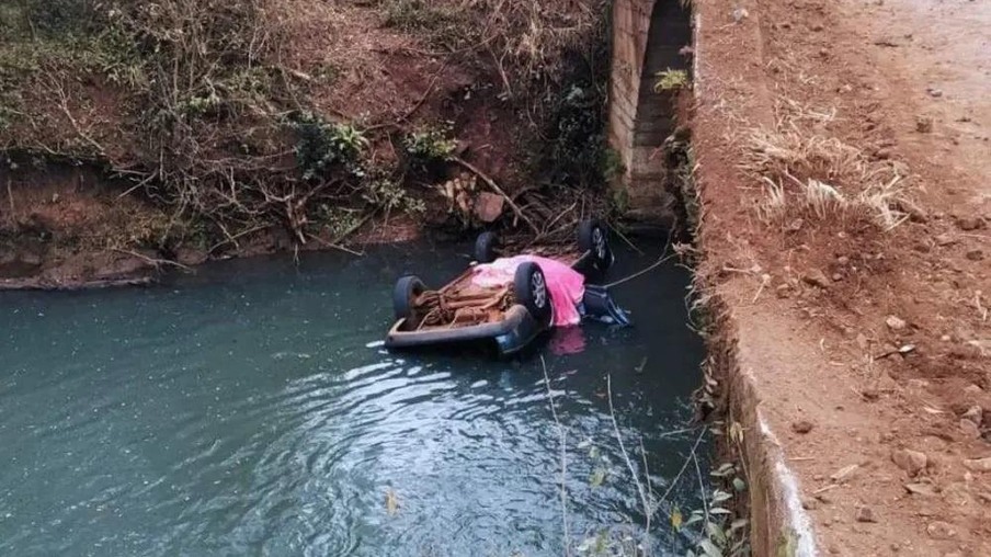 Adolescente morre após carro capotar e parar dentro de rio no Paraná