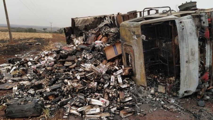 Caminhão carregado com cigarros tomba e pega fogo na BR-163 em Guaíra