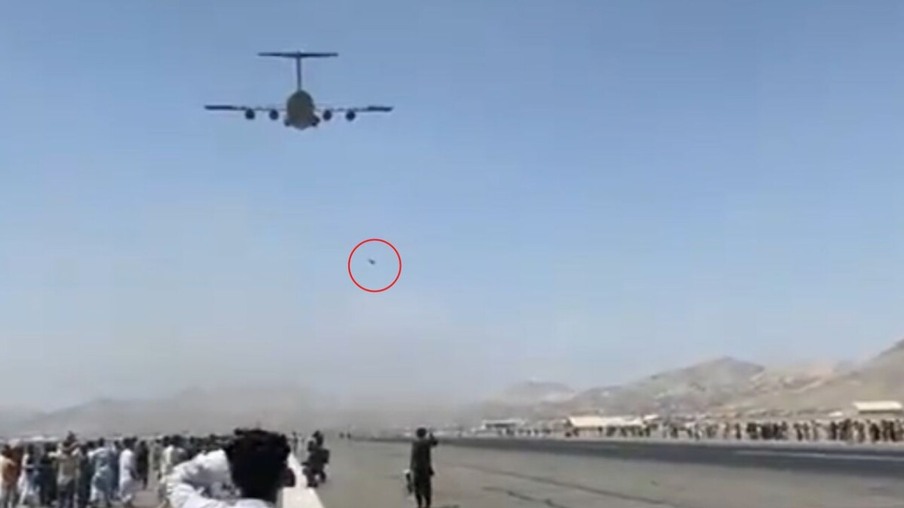 Imagens mostram pessoas caindo de avião ao tentarem deixar o Afeganistão