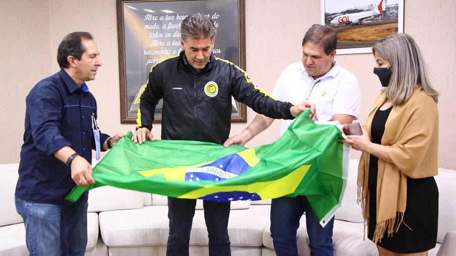 FC Cascavel doa 200 bandeiras para o 7 de setembro