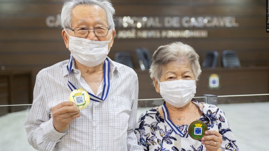 Casal Takashi e Helena Uyeda recebe medalha pela representatividade no esporte de Cascavel