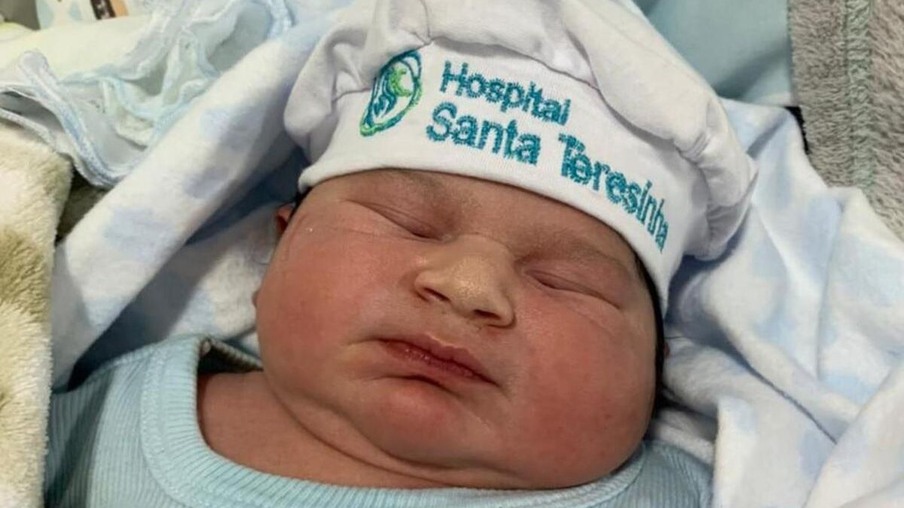Super bebê com 5,3 kg e mais de meio metro nasce em Santa Catarina
