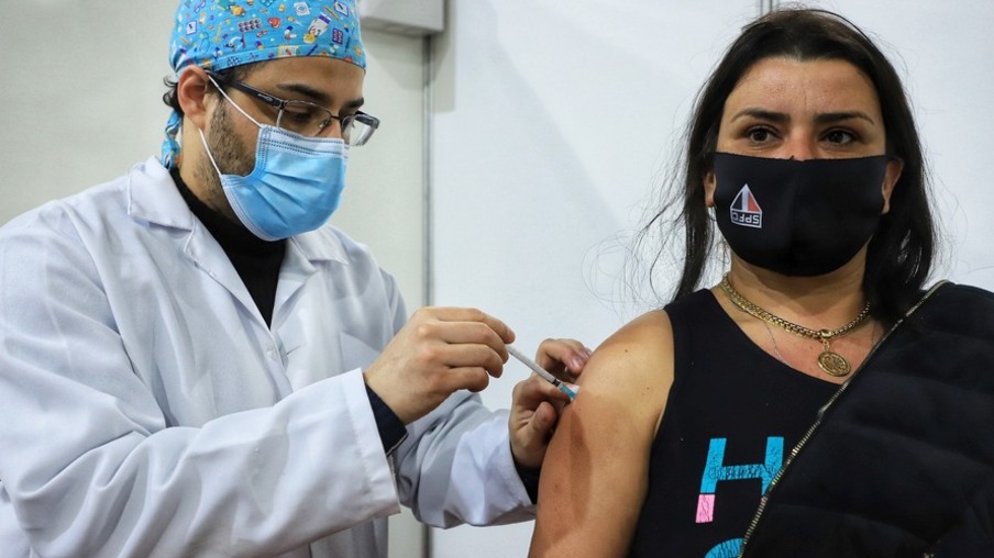 80% das cidades do Paraná já imunizam pessoas até 30 anos
