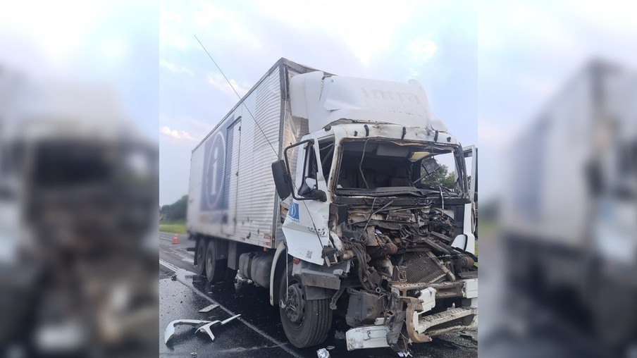 Motorista fica gravemente ferido em acidente entre dois caminhões na BR-376, em Ponta Grossa