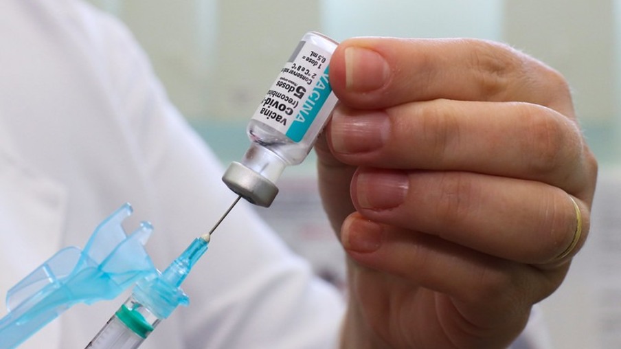 Doses de reforço estão suspensas até a chegada de novos imunizantes em Foz