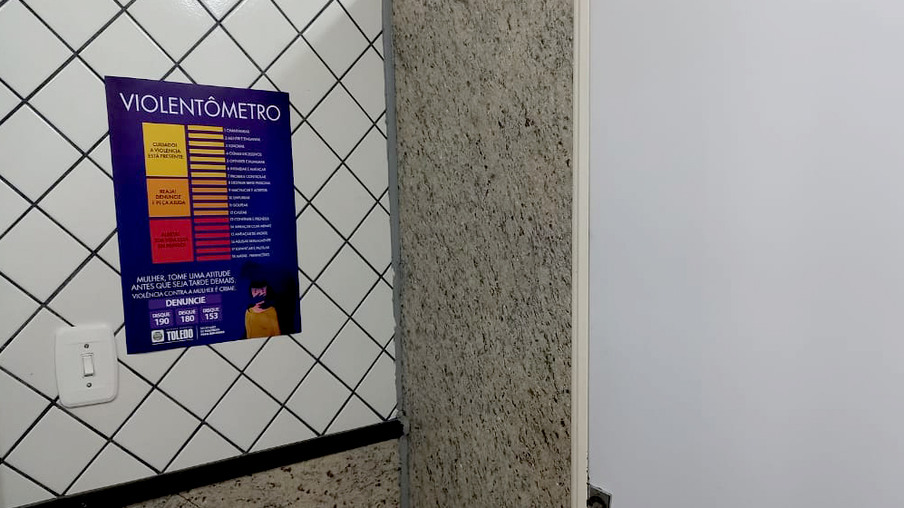 Agosto Lilás: Toledo instala violentômetro em três idiomas nos banheiros públicos femininos