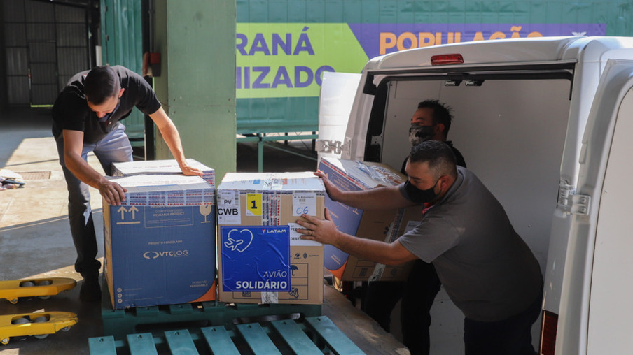 156.828 imunizantes da Pfizer/BioNTech  chegam  no Centro de Medicamentos do Paraná (Cemepar), em Curitiba, na tarde desta quarta-feira (8).  
Foto: Geraldo Bubniak/AEN