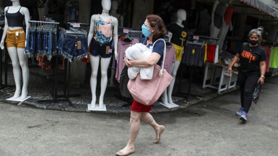 A woman walks past mannequins at the Saara street market, amid the outbreak of the coronavirus disease (COVID-19), in Rio de Janeiro, Brazil November 19, 2020. Picture taken November 19, 2020. REUTERS/Pilar Olivares