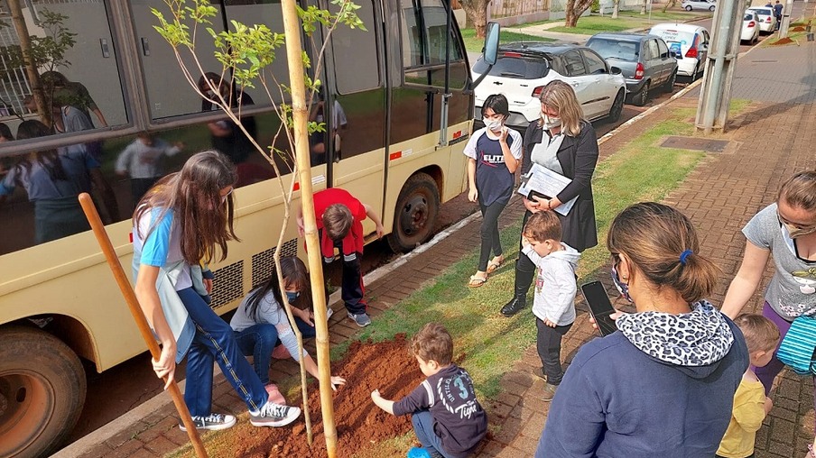 Semana da Árvore: Moradores de Condomínio participam de plantio consciente