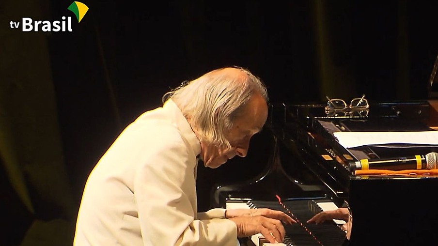 João Carlos Assis Brasil apresenta o concerto "Todos os Pianos"