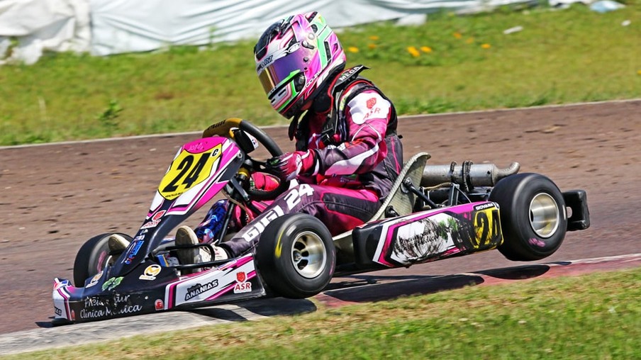 Giovana Marinoski larga em  10º no Catarinense de Kart